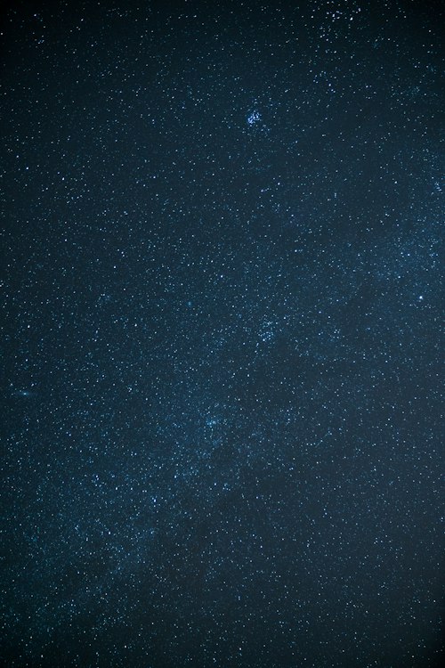 Céu noturno estrelado, sem lua visível